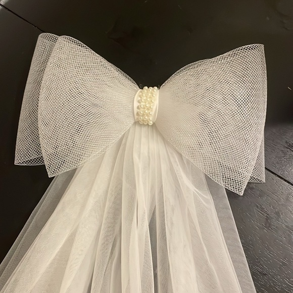 Short Bow Veil with Comb to Secure, Etsy - Picture 2 of 4